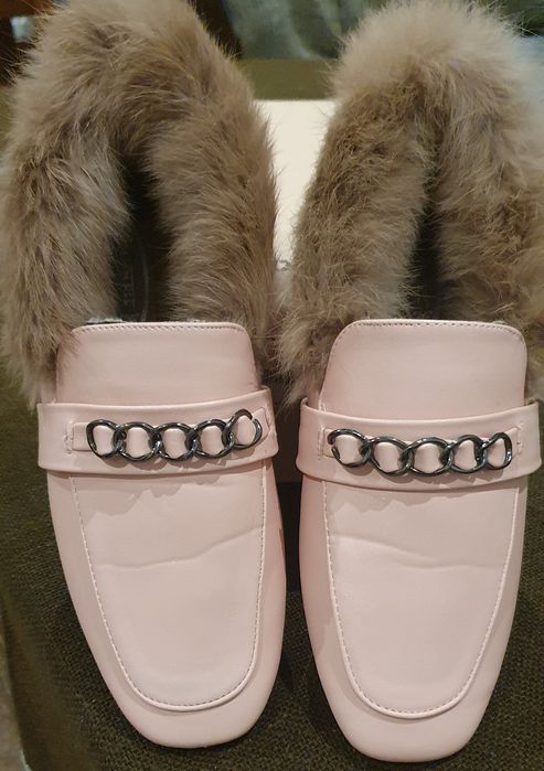 Нови модерни обувки