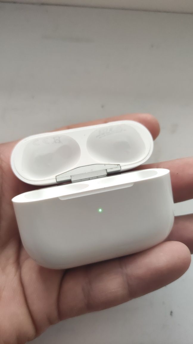 Продам оригинал кейс от airpods pro