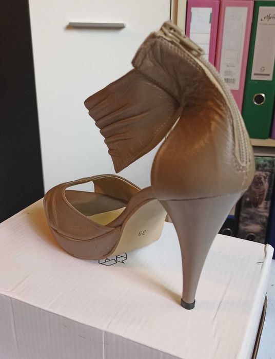 Дамски обувки на ток 39 номер