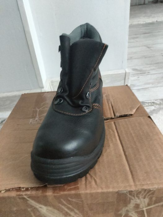 Ботинка саьылады 45размер 15мын тенге
