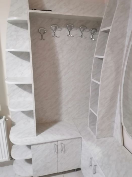 Vând cuier cu rafturi și pantofar și oglindă