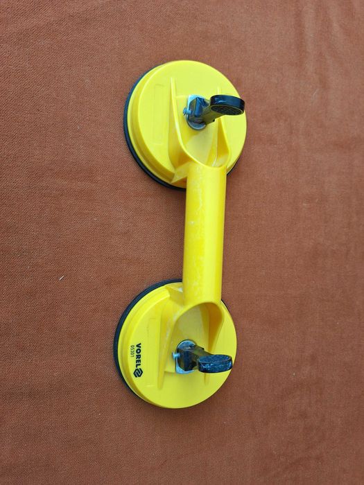 Dispozitiv cu ventuza dubla pentru transportarea sticlei