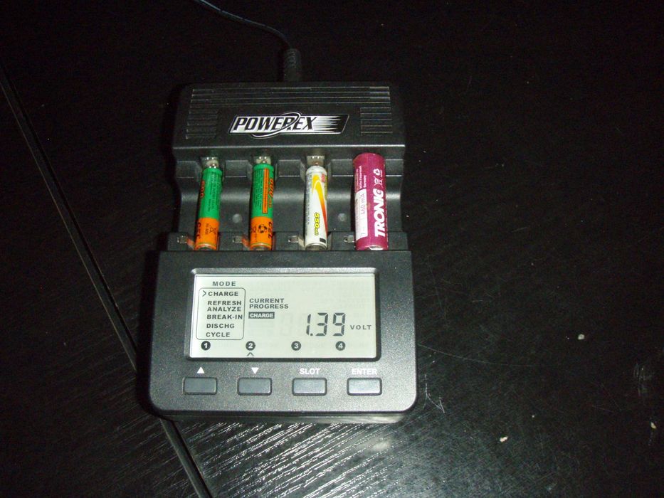 Incarcator si analizor acumulatori MAHA MH-C9000 WizardOne, nou