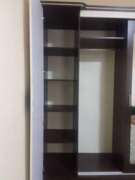 Yotoqxona shkafi sotiladi