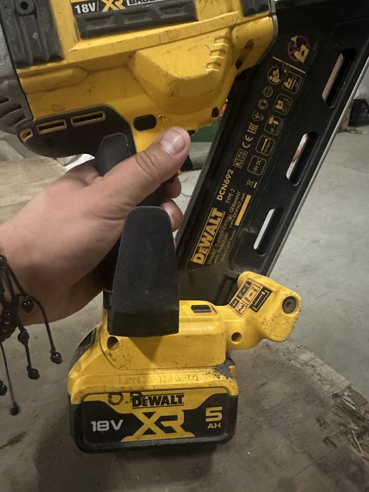 Pistol cuie DEWALT DCN692 50-90mm + baterie 5ah