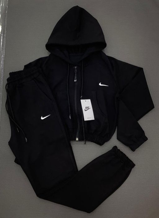 Nike Дамски Спортни Екипи (S-L) Различни Цветове