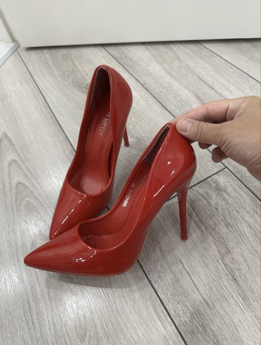 Красные лодочки лакированные