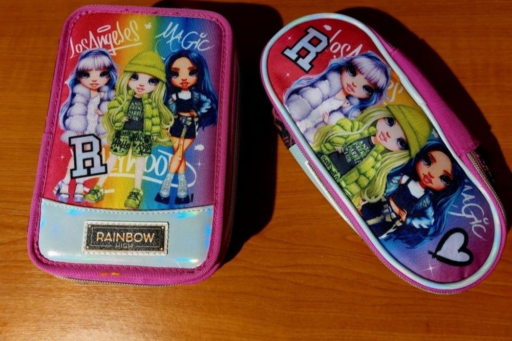 Cărți disponibil penar Rainbow High