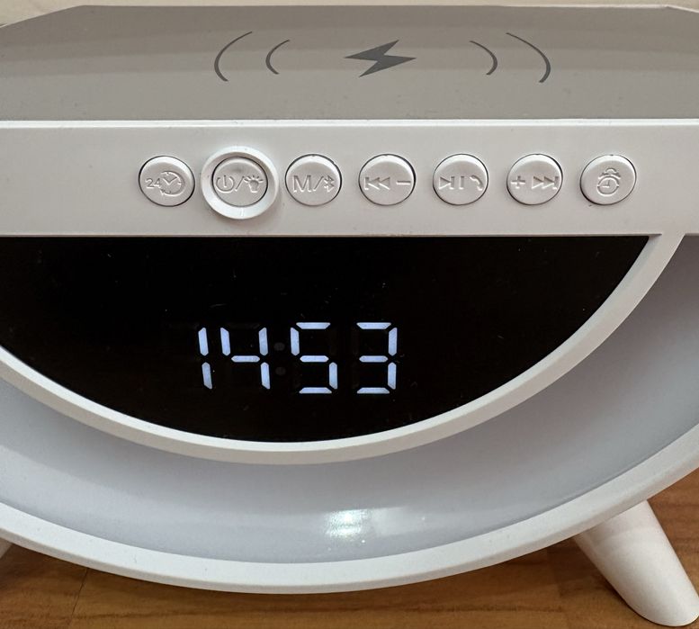 Vând lampă smart cu incărcare wireless, cu funcție de boxă portabilă