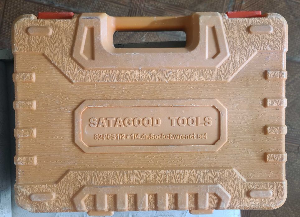 Набор ключей для ремонта автомобиля