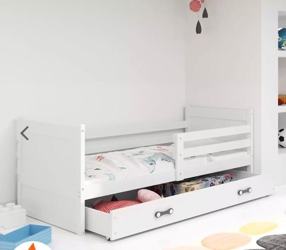 Vând pat din lemn  pentru copii , dimensiuni 90 pe 200 fără saltea