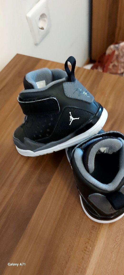 Детски маратонки Nike Air Jordan,безупречни.