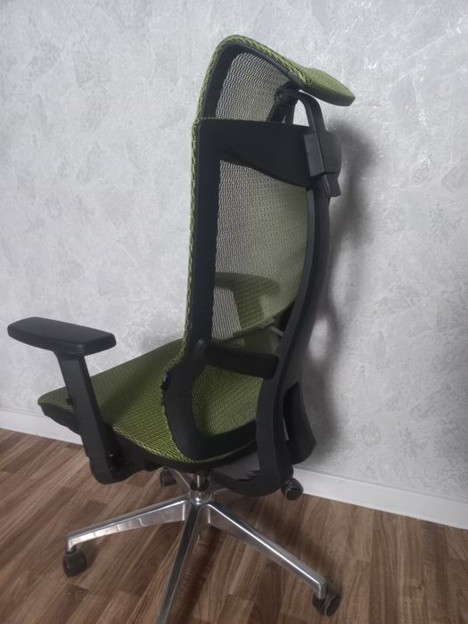 Эргономичное кресло с сеткой, отличное состояние