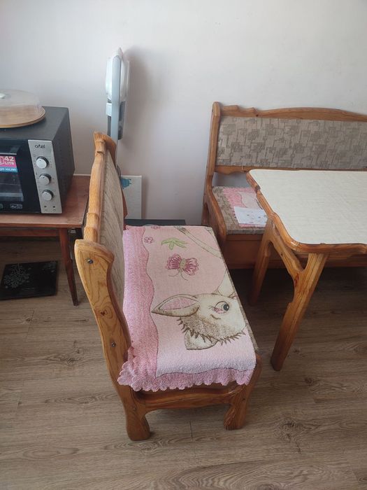 Продаётся уголок со столом для кухни