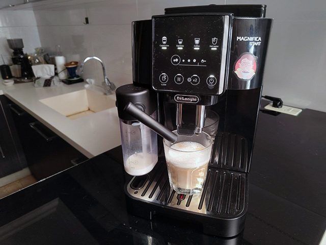 Кофемашина DeLonghi ECAM 220.60. B с Автокапучиной ,Отличное качество!