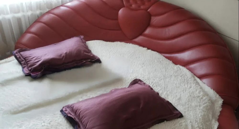 Продам двухспальную кровать.