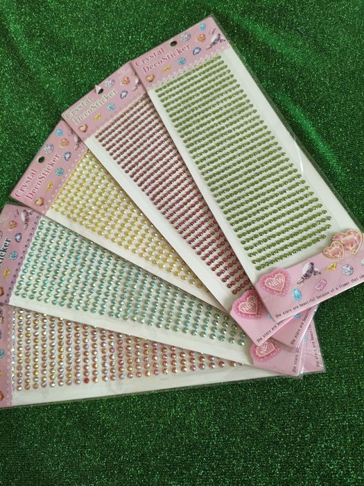 Стразы акриловые клеевые