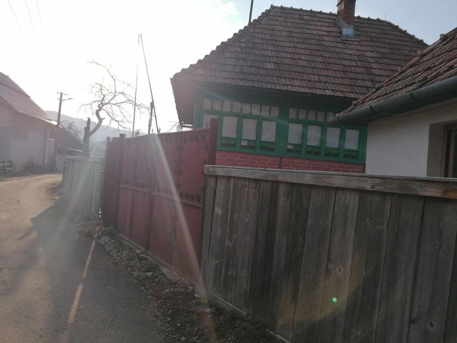 Casa de vanzare si teren 30 arii in Lupsa, jud Alba