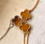 Колие с детелина на Van Cleef & Arpels с камъка тигрово око