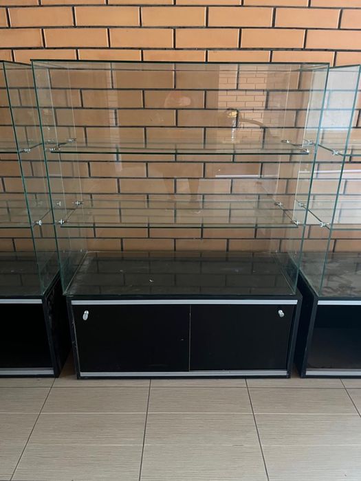 Стеклянный прилавок с утолщенными стеклянными полками 8 мм