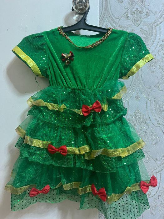 Платье новогоднее Ёлочка на три ,четыре года.В идеальном состоянии.