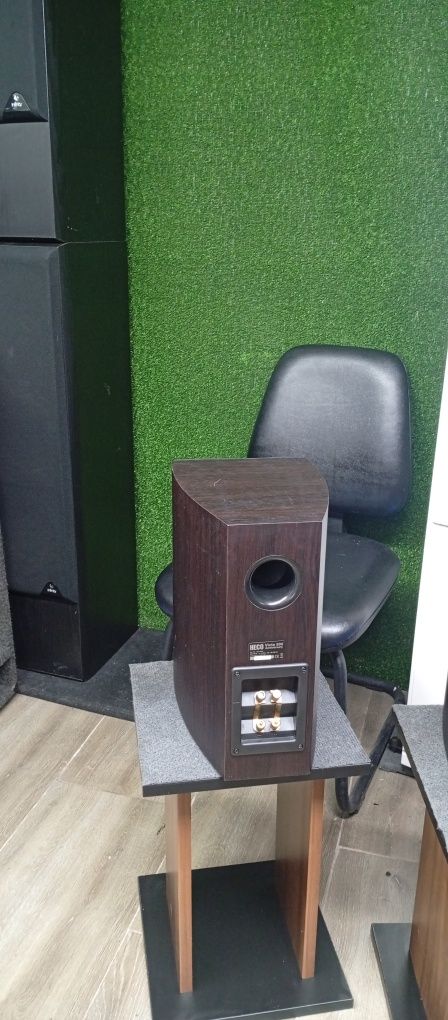 Букшелфи HECO Victa 300