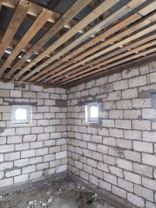 Уи сатылад. дом продается.