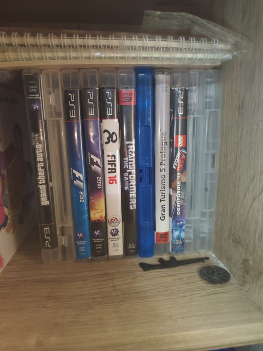 PS 3 cu volan și 10 jocuri vând schimb