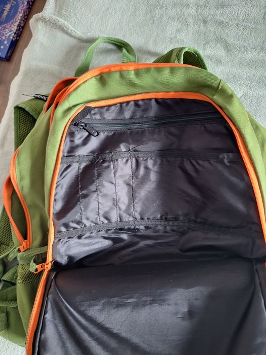 Ученическа раница с 4 разделни джоба + вграден дъждобран