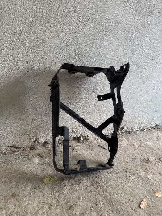 Audi RS3 Right Auxiliary Radiator bracket  / скоба за воден радиатор