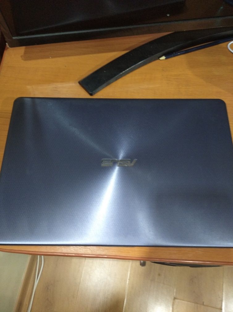 Vând laptop ASUS VivoBook