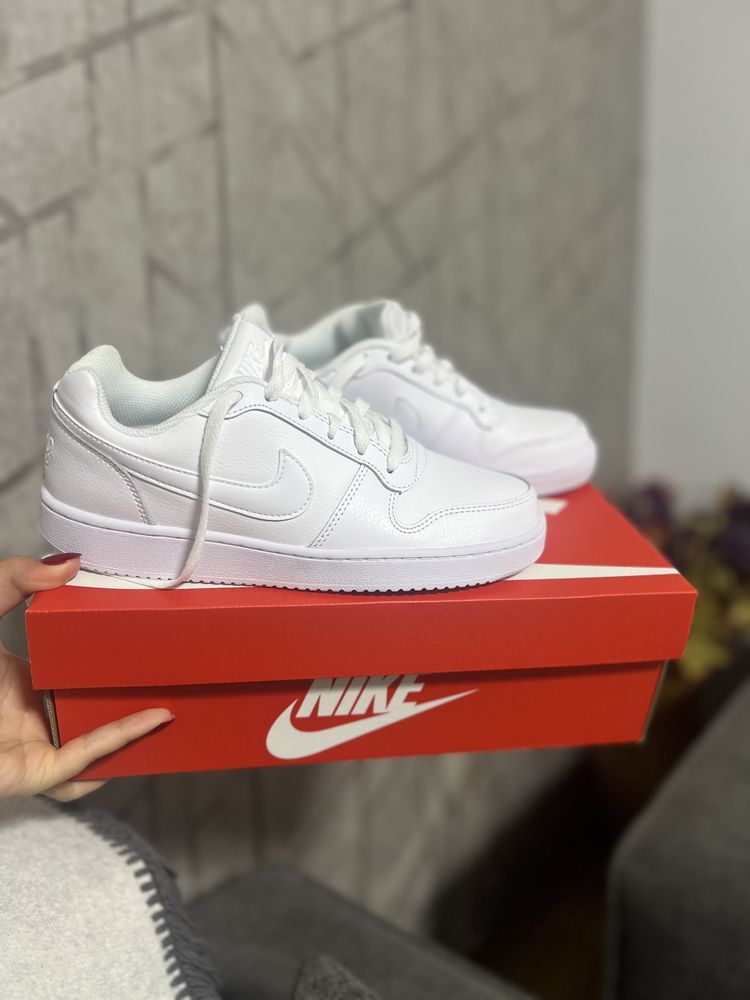 Бели Обувки Nike