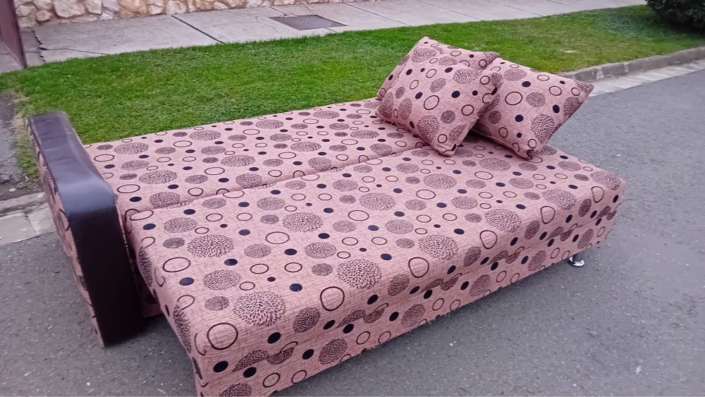 Canapea extensibila cu lada  pentru haine