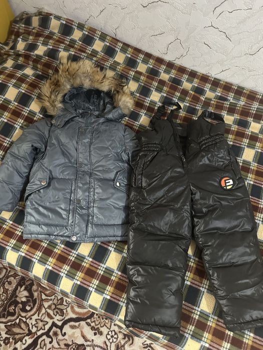 Продам зимний комбинезон на мальчика возраст 3-4