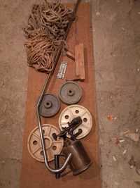 Конопено въже, дърводелско длето, пластмасови колела и др.