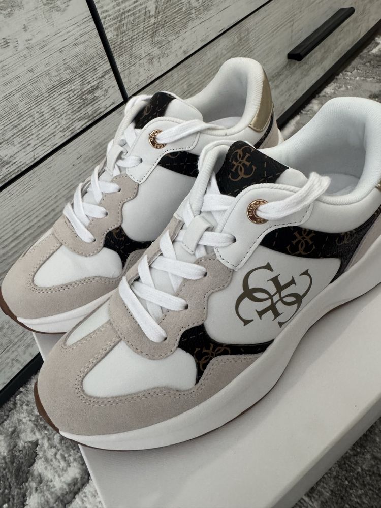Обувки Guess