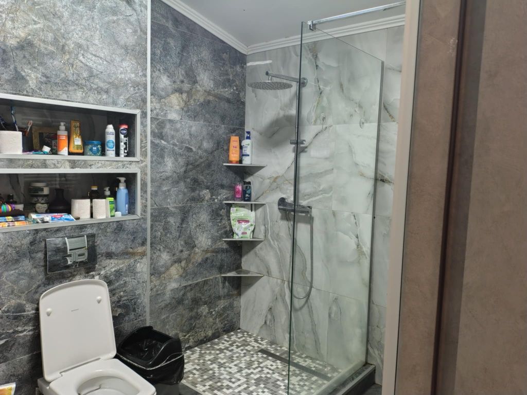 Schimb casa cu doua apartamente