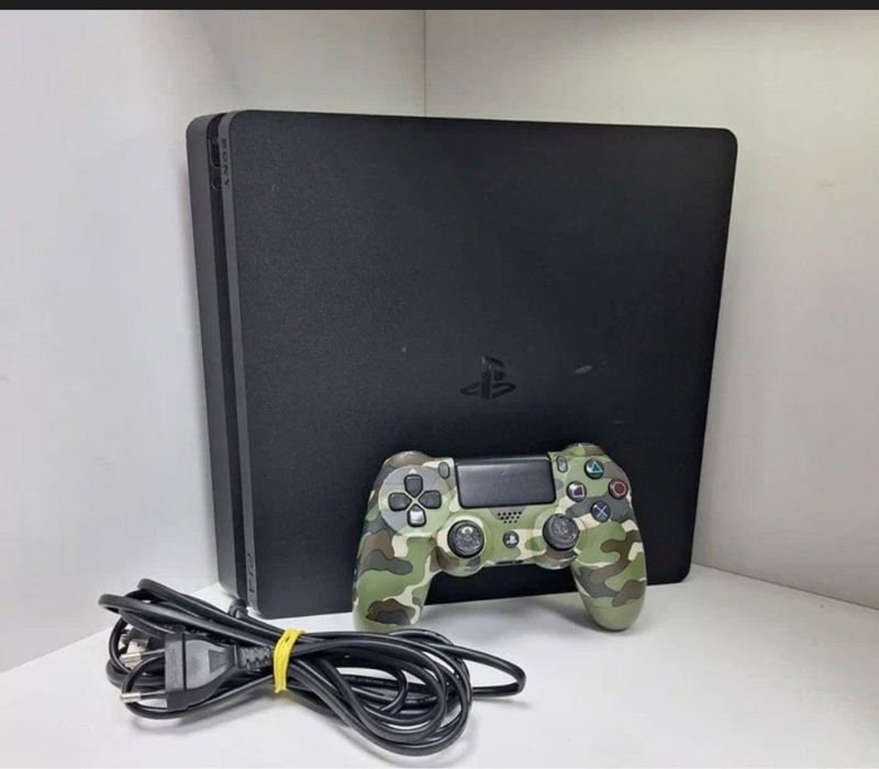 Продается PlayStation 4 с играми