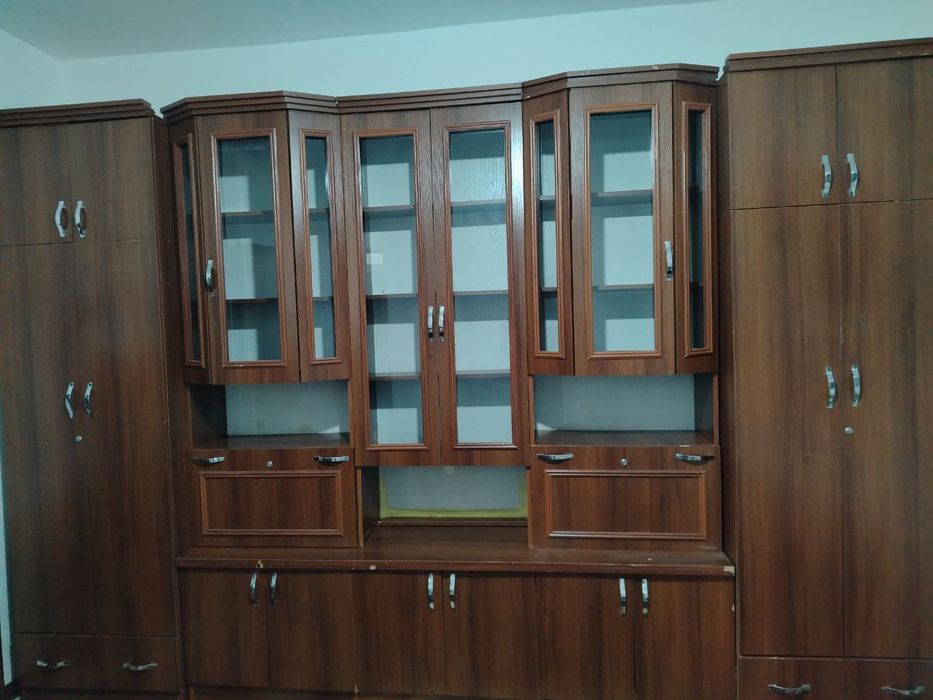 Stenka va shkaf sotiladi