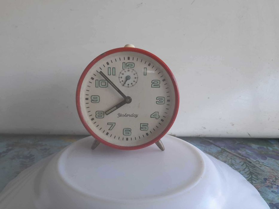 Ceas desteptator de masa/semineu - mecanic , HESTERDAY .Anglia