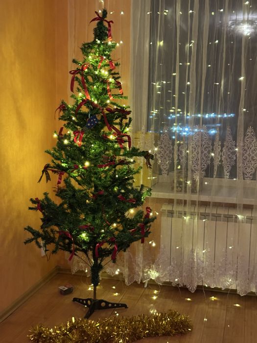 Елка примерно 2 метра+ гирлянда+ пышная мишура+ленты