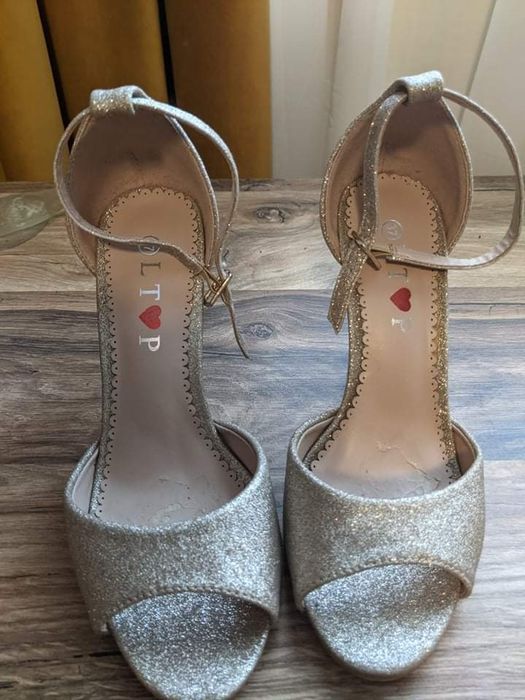 Vand sandale / pantofi / tocuri pentru evenimente 37