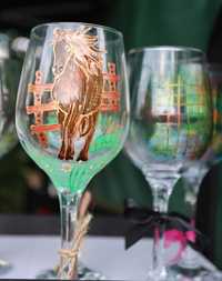 Ръчно рисувана стъклена  чаша за вино -арт