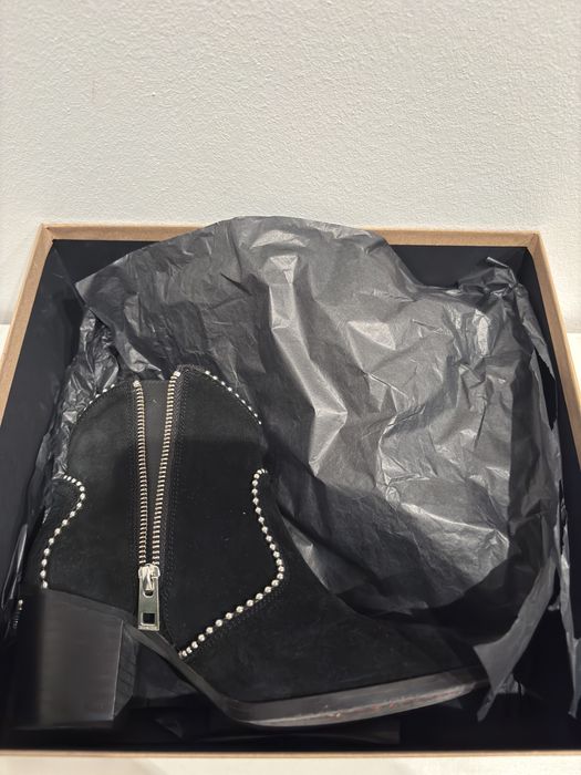 Botine Zadig & Voltaire de piele întoarsă, negre, cu ținte argintii