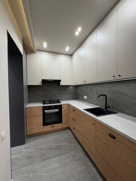 Kvartira Ориентир- Ц-13, Лабзак  4/4/4 81m2 euro remont