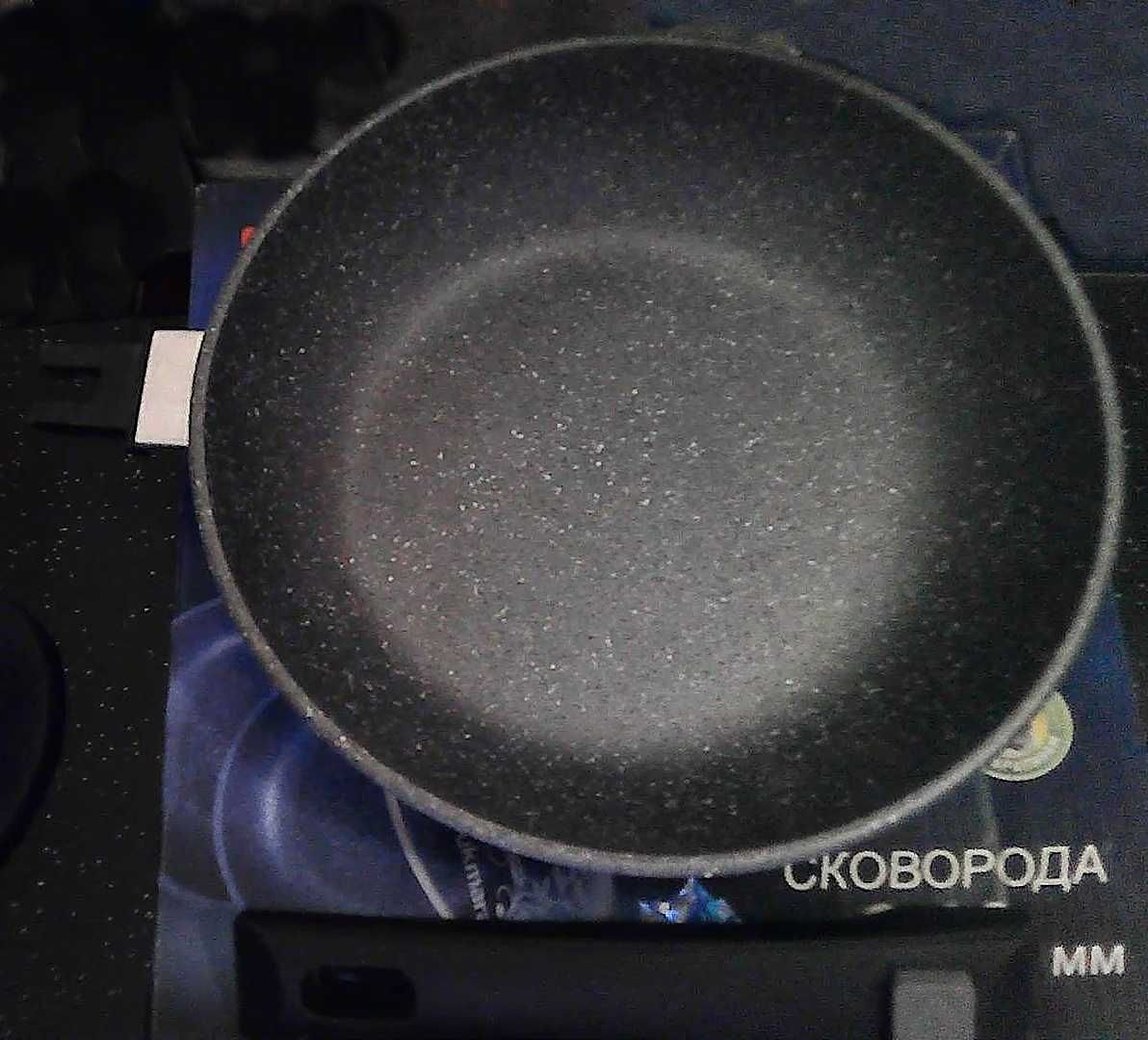 Сковорода с противо пригорающим покрытием  диаметр: 22 см