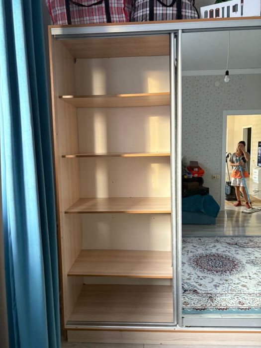 Шифоньер размер 2м уже в разобномном виде стоит