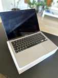 MacBook Air M1 (2020) – 8GB RAM, 256GB SSD – Baterie 98% (16 cicluri)