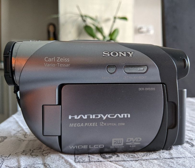 Sony DCR-DVD205 1MP DVD Camcorder Carl Zeiss 12x Optical Zoom - запазе