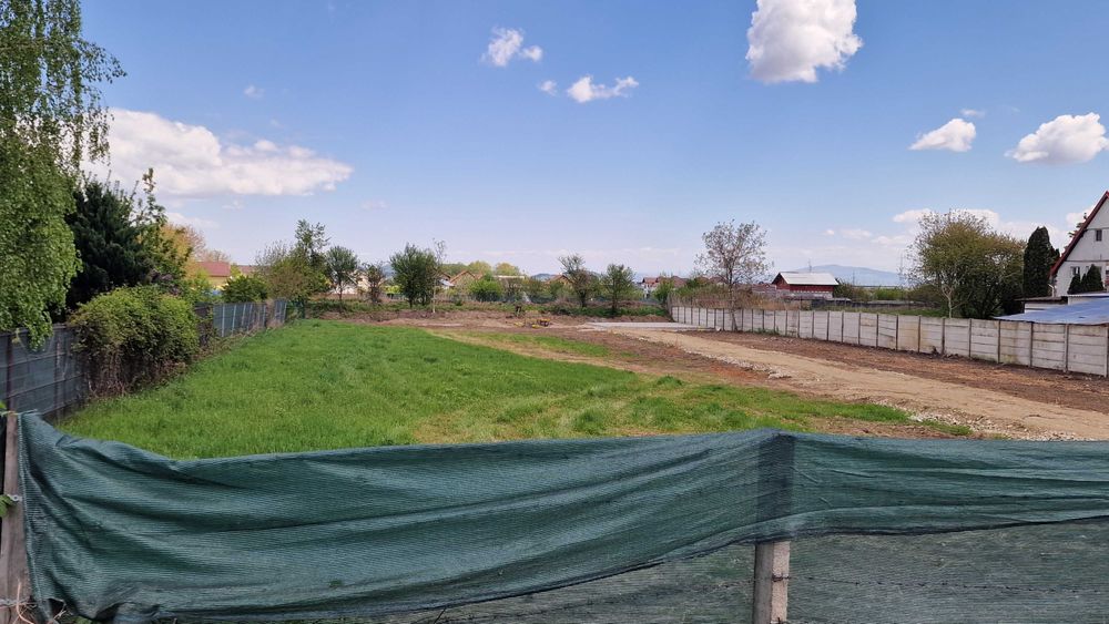 2440 mp cu Autorizatie de construire  pentru două case-plata în transe